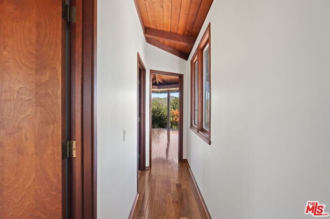 Building Photo - 21277 Entrada Rd