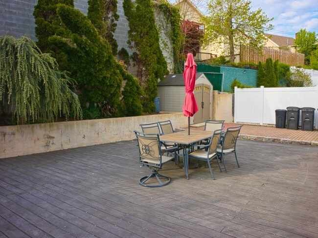 Building Photo - 27 Adrienne Pl