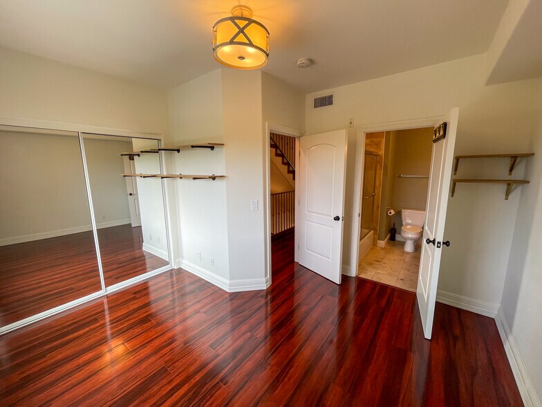 Building Photo - 2027 Beloit Ave