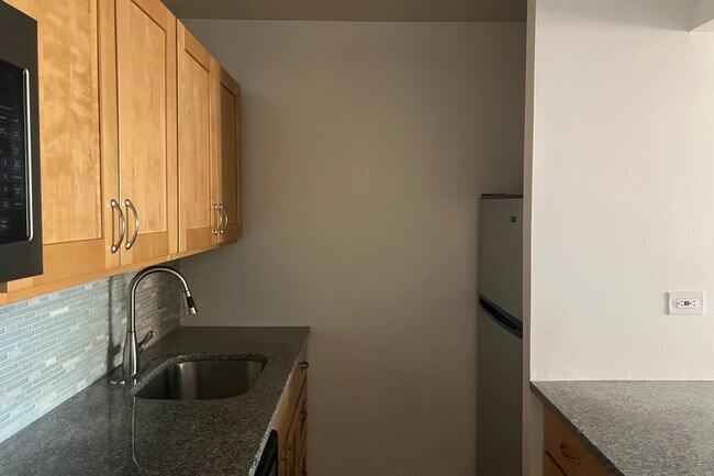 Building Photo - 222 W 14th St