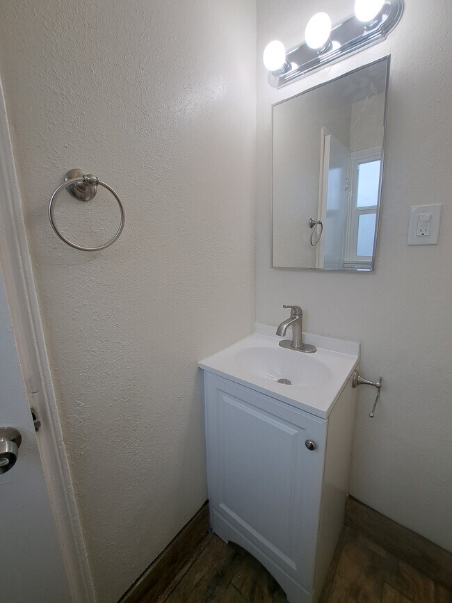 Building Photo - 1309 N La Brea Ave