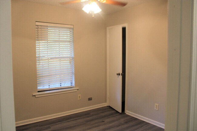 Building Photo - 2440 Ellen Ln