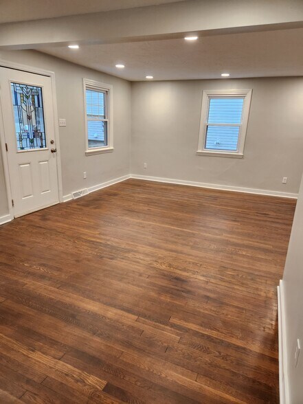 Living Room Open Spae - 905 Benton Ave