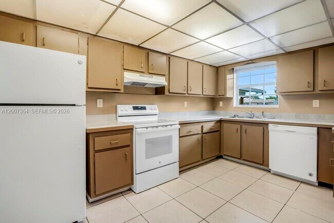 Building Photo - 3100 Coral Springs Dr