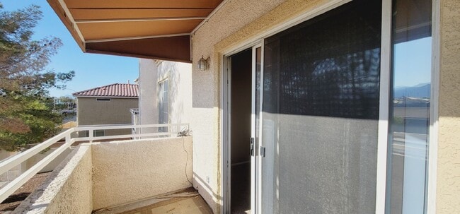 Building Photo - 1900 N Torrey Pines Dr
