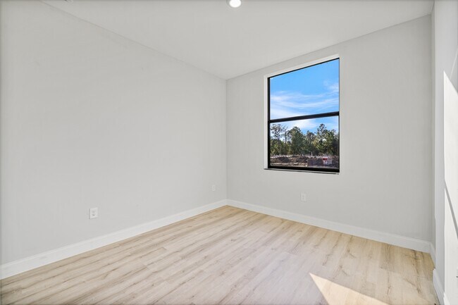 Building Photo - 751 Clancy St E