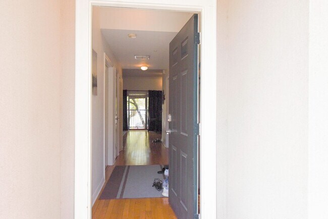 Building Photo - Stylish 2/1 condo in downtown Gainesville w/ parking and laundry