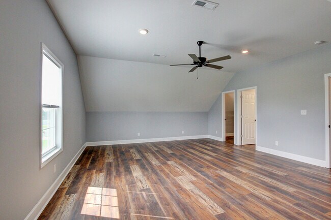 Building Photo - 133 Riverbend Dr