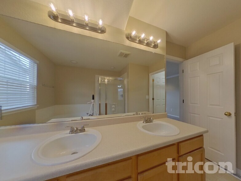 Building Photo - 10444 S Ketchwood Ct