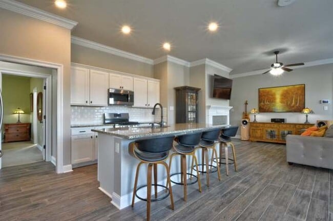 Building Photo - 6151 Lake Edge Dr