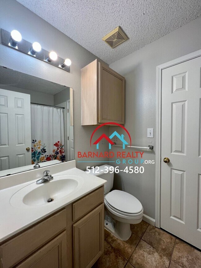 Building Photo - Available July 25: Spacious 3 Bedroom, 2.5 Bath Duplex with Garage