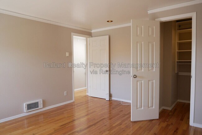 Building Photo - 3216 14th Ave W