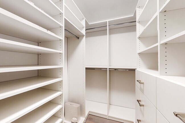 Building Photo - 641 5th Ave