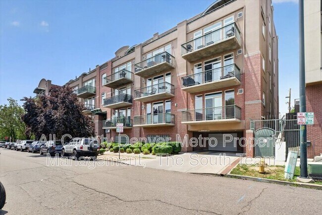 Building Photo - 3201 Shoshone St