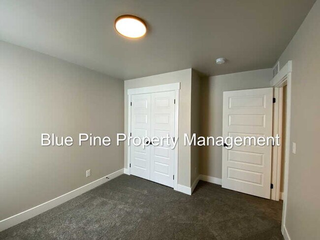 Building Photo - 2890 Sunburst Dr