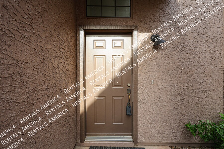 Building Photo - 700 E Mesquite Cir