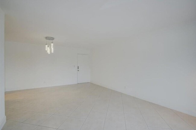 Building Photo - 3040 NE 16th Ave