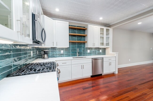Building Photo - 3-Bedroom, 1.5 Bathroom Townhouse in Heart of Hampden