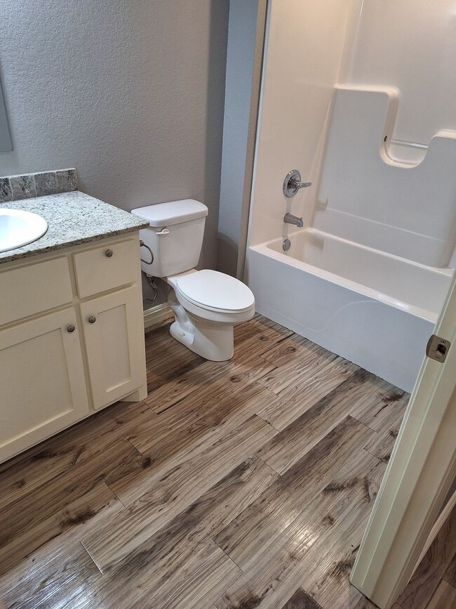 Building Photo - 3 bedroom Duplex with Move in Special