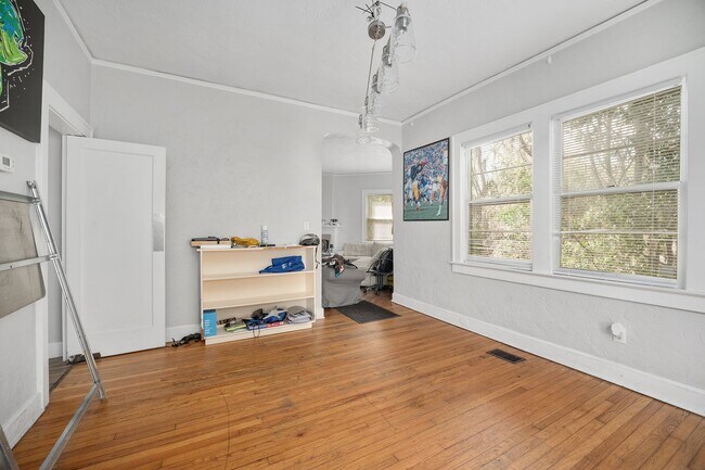 Building Photo - 949 SW 13th St