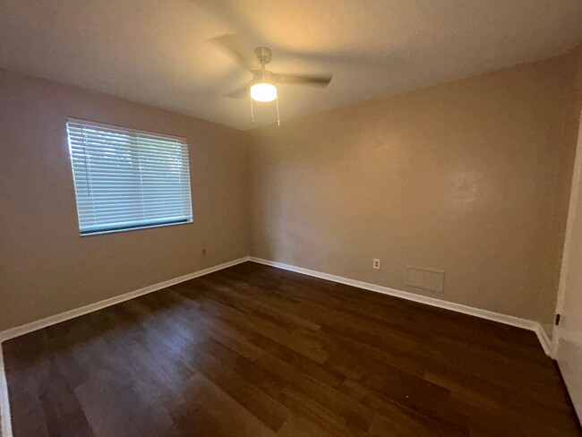 Building Photo - 400 Plumosa Ave