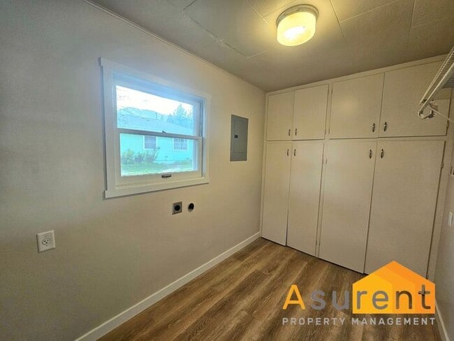 Building Photo - MOVE IN SPECIAL: $500 OFF on First Full Months Rent! Freshly Renovated 2-Bedroom, 1-Bath Duplex i...