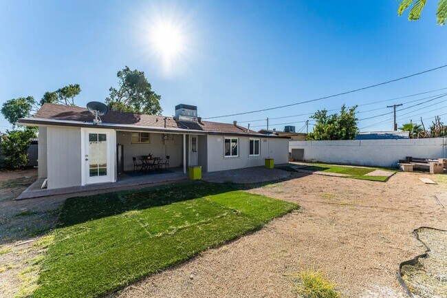 Building Photo - 2614 W Greenway Rd