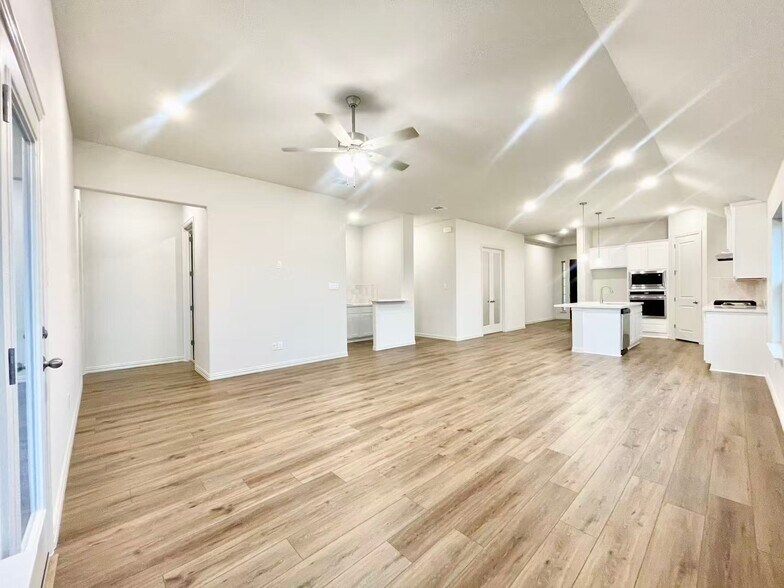 Building Photo - 16629 Freshwater Dr