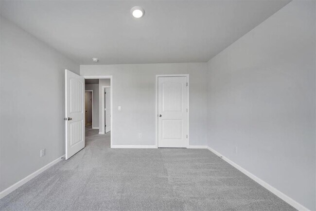 Building Photo - 167 Fernbrook Trl