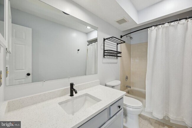 Building Photo - 2042 Clarkson Dr