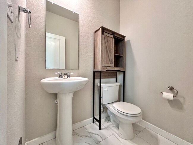 Building Photo - Charming 3 Bed / 2.5 Bath Family Home