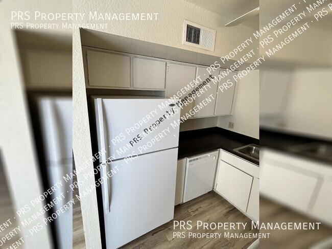 Building Photo - 2652 E Oakleaf Dr
