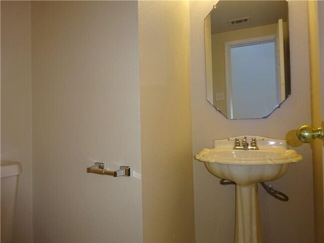 Building Photo - 1016 Doras Dr