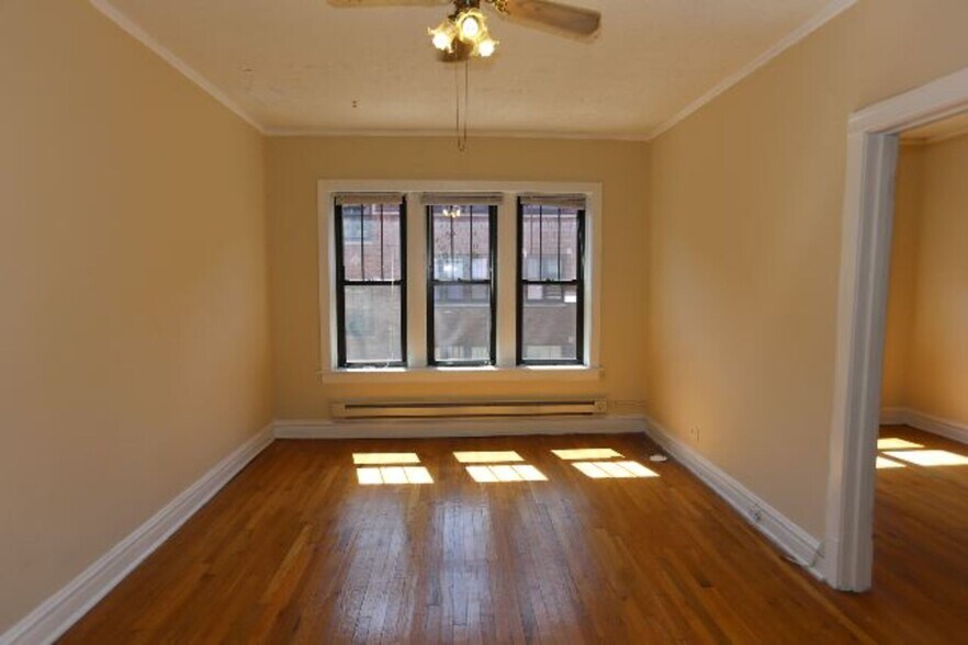 Building Photo - 700 W Cornelia Ave