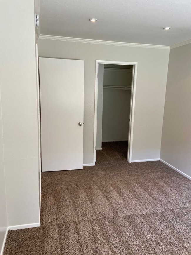 Building Photo - 2 Bed, 1 Bath Townhouse with Detached 2 car garage ready to move in soon!!