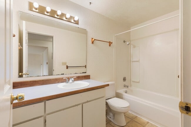 Building Photo - Spacious 1 Bedroom Apartment w/ Parking in Briercrest