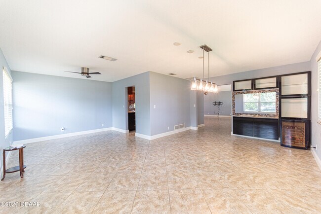 Building Photo - 864 S Beach St