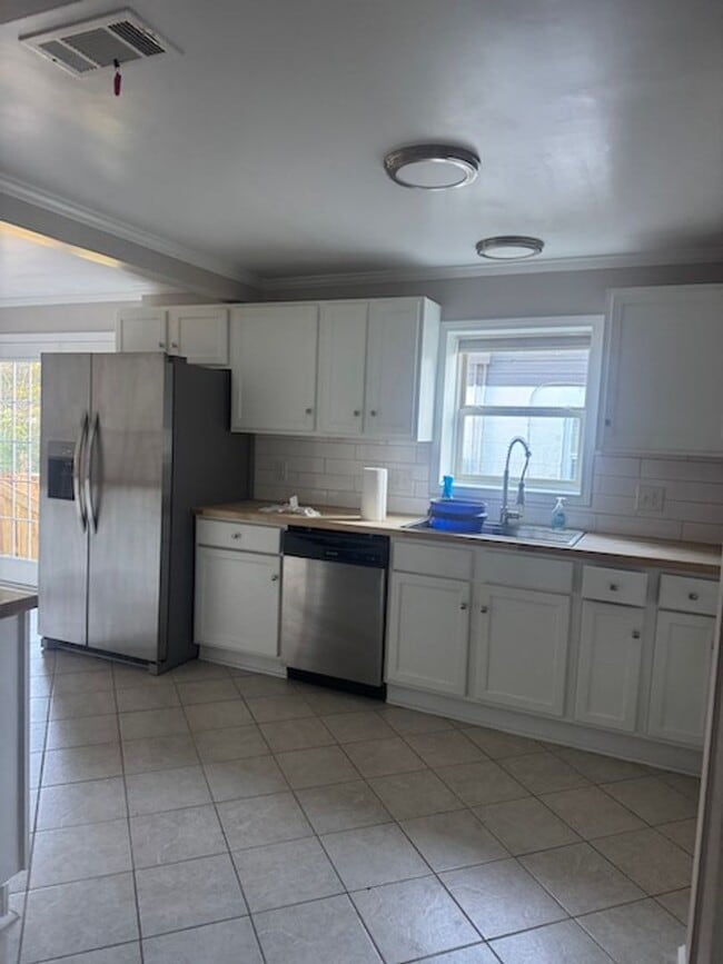 Building Photo - POOL AND APT/WORK SHOP/CRAFT ROOM