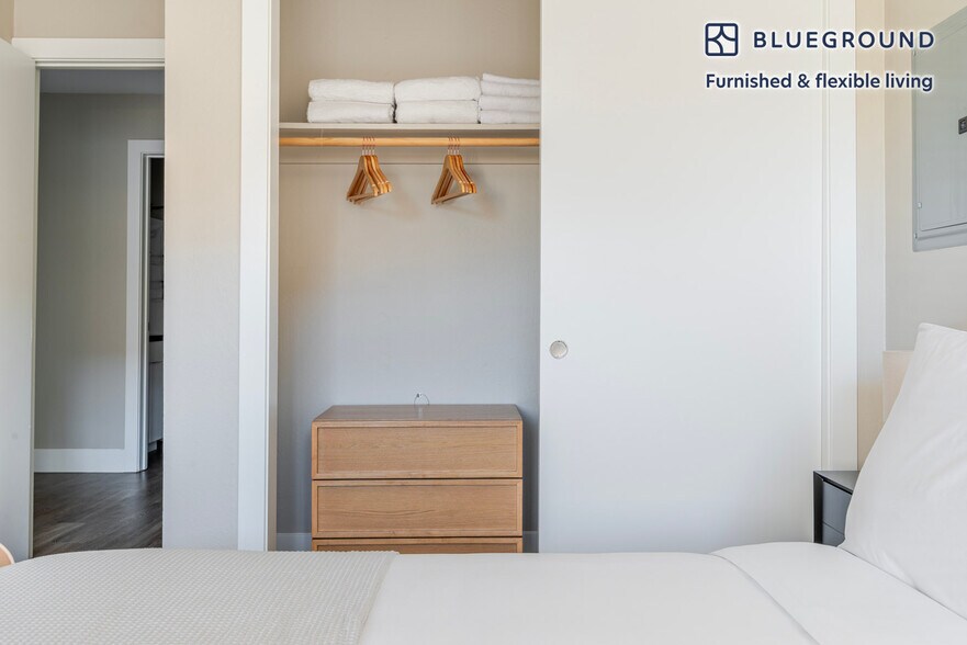 Building Photo - 950 E Hillsdale Blvd