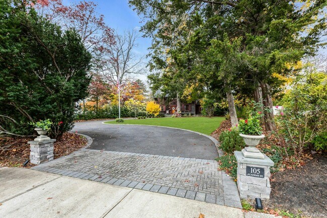 Building Photo - 105 Academy St