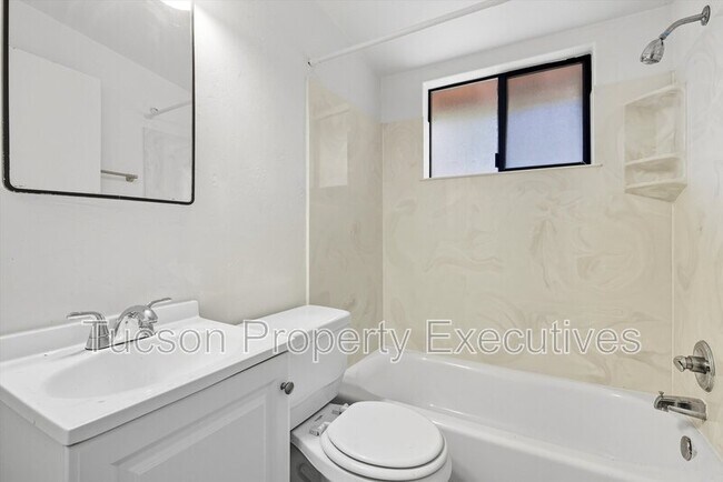 Building Photo - 1638 N Beverly Ave