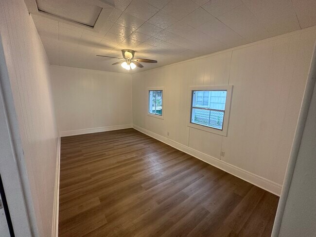 Building Photo - 1908 E Mimosa Ave