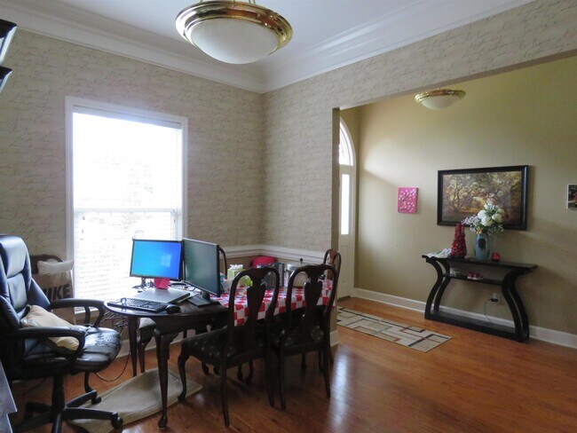 Building Photo - 8113 Glenmore Dr