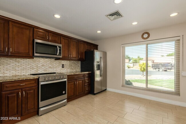Building Photo - 661 S Oak St Cir