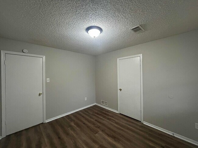 Building Photo - Limited Time Special Offer / 3 Bed/1.5 Bath Home with Carport / Pet-Friendly / Coming Soon!