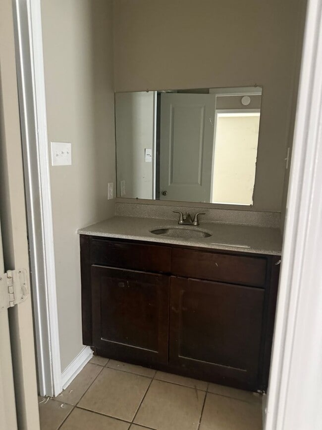 Building Photo - 2BR 1 Bath in Central.