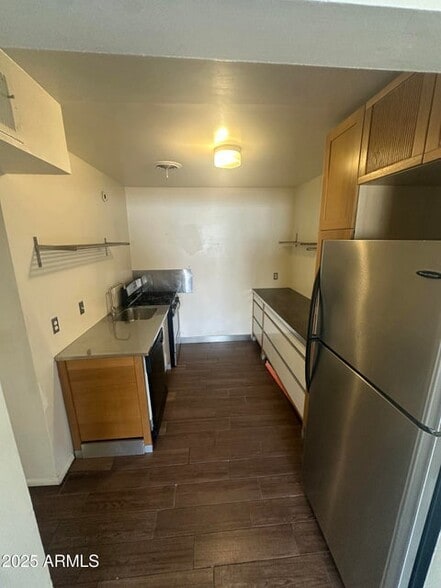 Building Photo - 828 W 2nd St