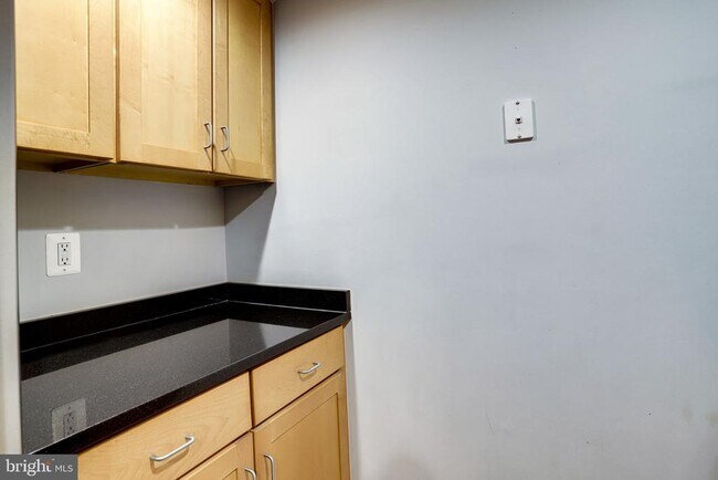 Building Photo - 2220 Fairfax Dr