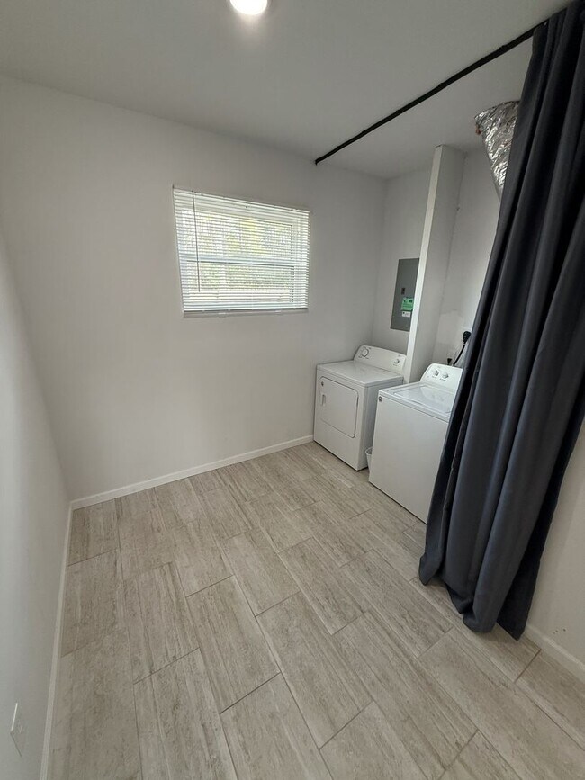 Building Photo - Spring Special! ONE MONTH FREE RENT! Moder...