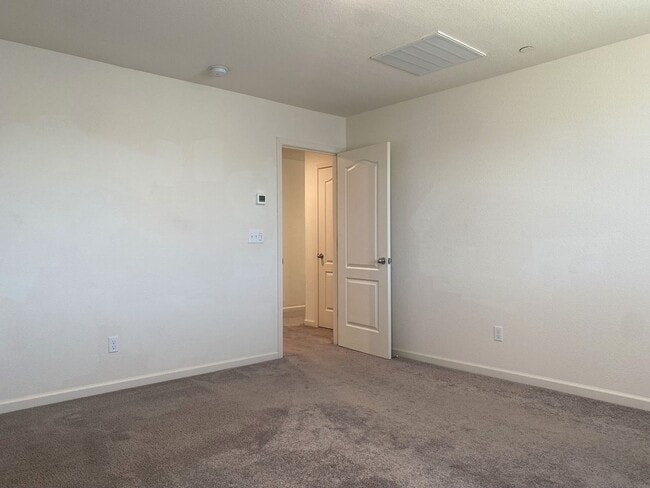 Building Photo - Spacious 4 bedroom/2 bath home waiting to ...